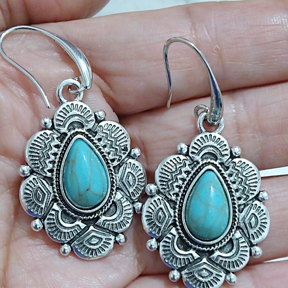 NWT Western Style Turquoise Dangle Earrings - Picture 4 of 5